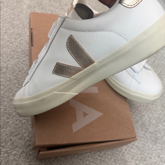 Veja women’s White and rose gold Sneakers - Picture 5 of 8
